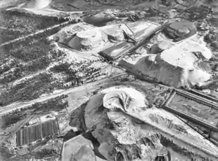 Photographie aérienne en noir et blanc de terrils massifs.