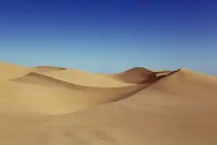 Dunes de sable beiges.