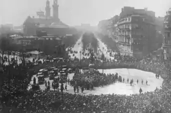 Une partie de l'avenue (au second plan), lors de l'inauguration de la statue équestre de Washington en 1900. Le palais du Trocadéro (détruit) apparaît en arrière plan.