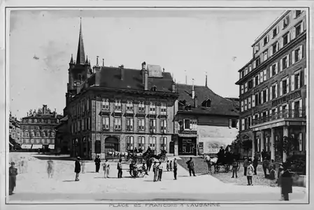 La place vue de l'ouest vers 1885, avec l'hôtel Gibbon à droite.