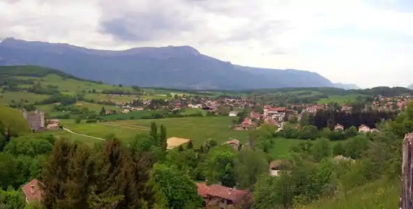 Cliché panoramique d'une plaine avec au loin des montagnes.