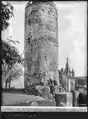 Vue partielle depuis le nord-est de la tour ronde du château d'Orbe, photographie prise en 1899 de Max van Berchem