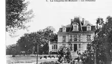 Carte postale en noir et blanc représentant un bâtiment nommé « Les Pervenches ».