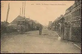 Un tramway de la ligne de Condé-sur-l'Escaut et Hergnies franchit l'ancien passage à niveau de la Bleuse-Borne vers Valenciennes.